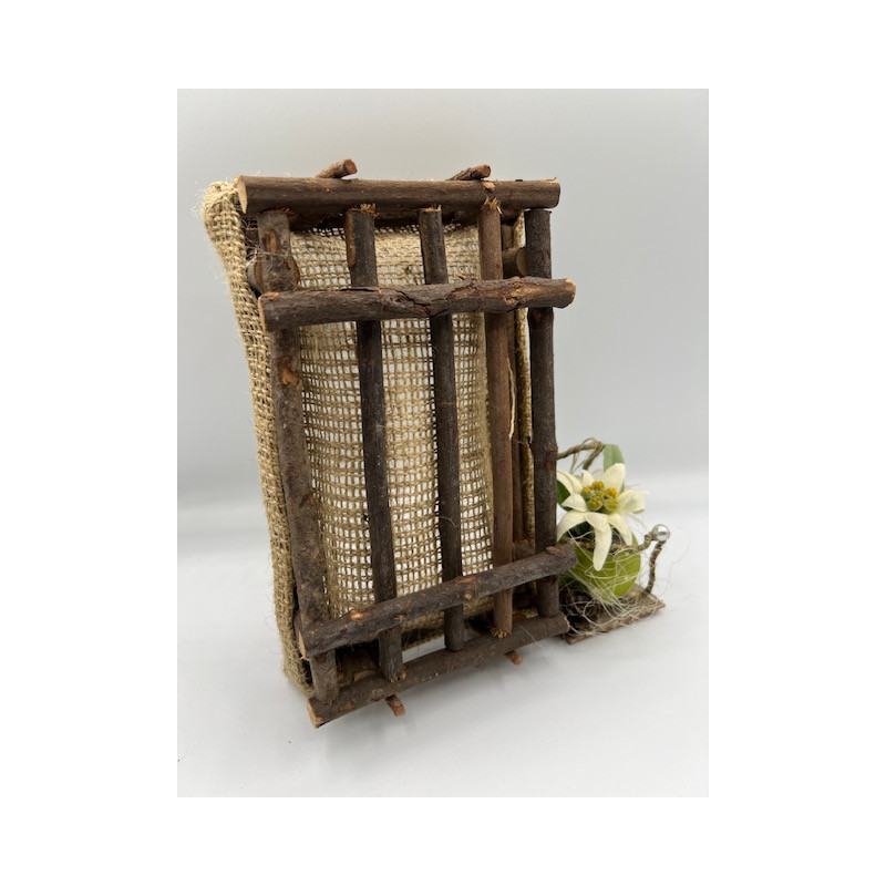 Corbeille bois avec toile de jute dans le fond